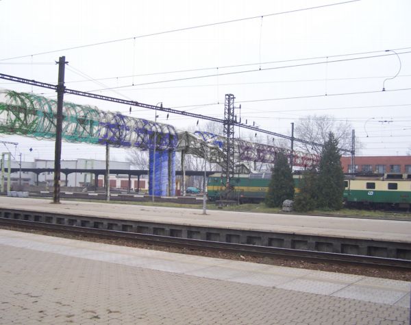 Jedna z možných podob pardubické lávky. Na jedné straně výpravní budova, na druhé sídliště Dukla.