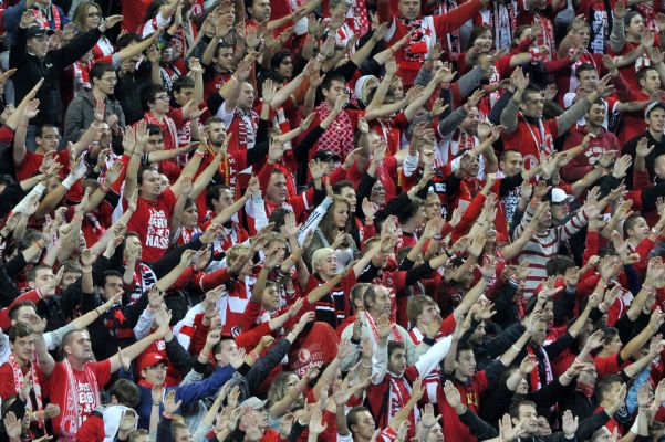 Slávističtí fans při derby. Slávističtí fans při derby.