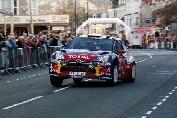 Již jistý světový šampion Sébastien Loeb z Francie skončil na Italské rallye hned v úvodní rychlostní zkoušce pátečního programu. Již jistý světový šampion Sébastien Loeb z Francie skončil na Italské rallye hned v úvodní rychlostní zkoušce pátečního programu.