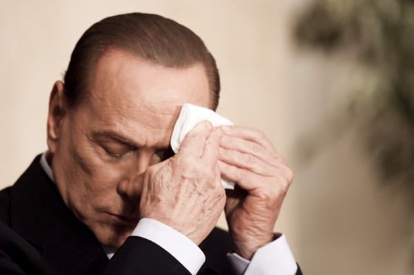 Berlusconimu je trochu horko. Berlusconimu je trochu horko.
