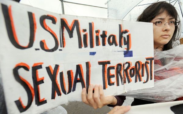 Jeden z mnoha protestů proti americkým vojákům na Okinawě.