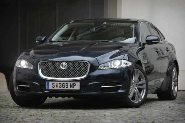 Propad prodejů zažívá i značka Jaguar, na snímku model XJ.
