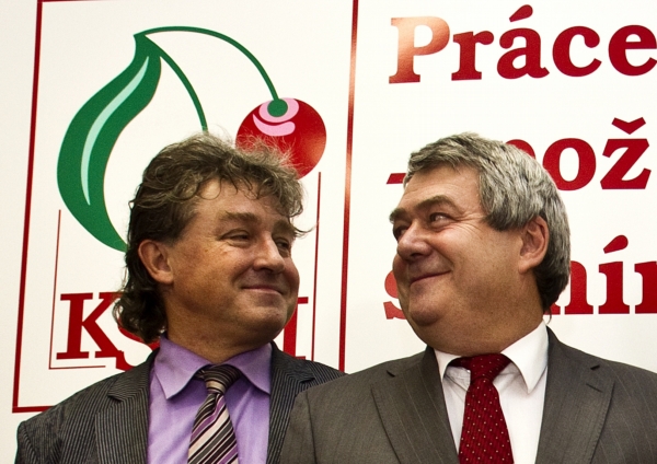Poslanec KSČM Jiří Dolejš (vlevo) s Vojtěchem Filipem. 
