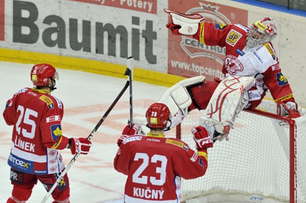 Hokejisté Slavie se radují z vítězství.