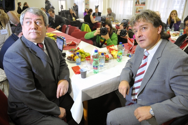 Předseda KSČM Vojtěch Filip a místpředseda Jiří Dolejš (vpravo) očekávají výsledky voleb do Senátu 20. října ve volebním středisku strany.