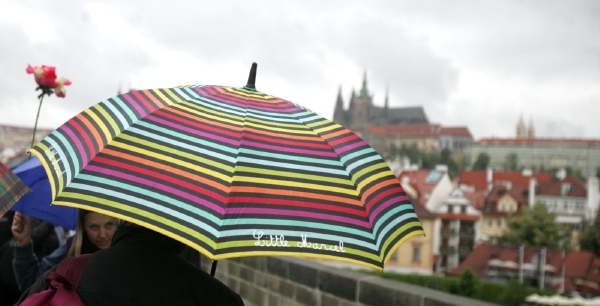 Uprostřed dekády bude místy déšť nebo přeháňky. Uprostřed dekády bude místy déšť nebo přeháňky.