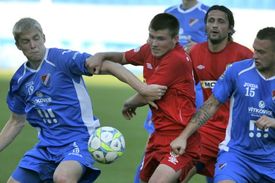 Michal Frydrych (vlevo) a Antonín Fantiš (vpravo) z Baníku a (uprostřed zleva) Milan Lutonský a Pavel Zavadil z Brna.
