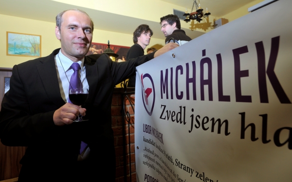 Kandidát do Senátu za SZ, KDU-ČSL a Piráty Libor Michálek slavil se svými příznivci vítězství ve druhém kole senátních voleb.