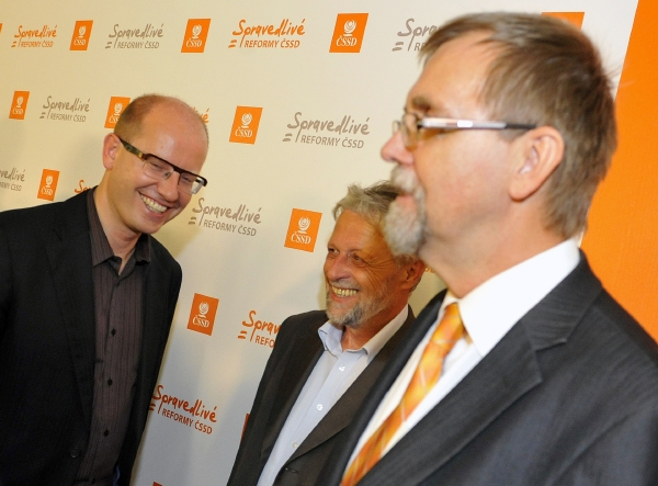 Zleva předseda ČSSD Bohuslav Sobotka a nově zvolení senátoři František Bublan a Radko Martínek po oznámení výsledků voleb. Zleva předseda ČSSD Bohuslav Sobotka a nově zvolení senátoři František Bublan a Radko Martínek po oznámení výsledků voleb.