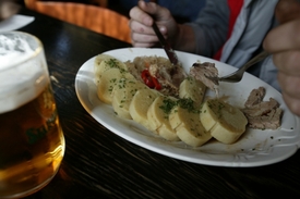 Zelí si odebírají restaurace a jídelny.