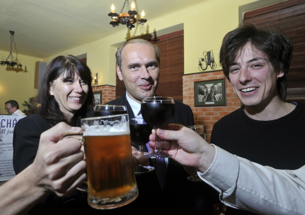 Kandidát do Senátu Libor Michálek (uprostřed) slavil 20. října v Praze se svými příznivci vítězství ve druhém kole senátních voleb.