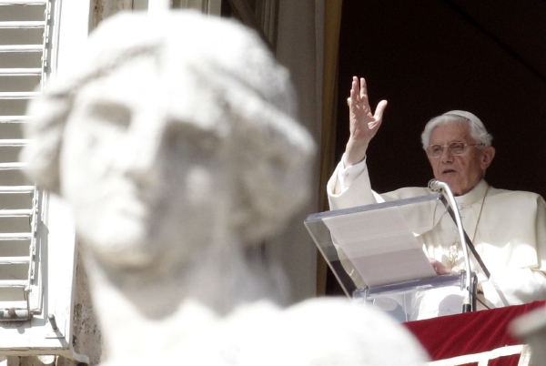 Papež Benedikt XVI. žehná během modliteb.