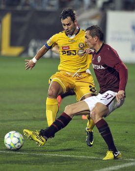 Peter Grajciar ze Sparty (vpravo) se snaží projít přes jihlavského Tomáše Josla.