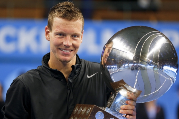 Tomáš Berdych s trofejí po výhře ve Stockholmu.