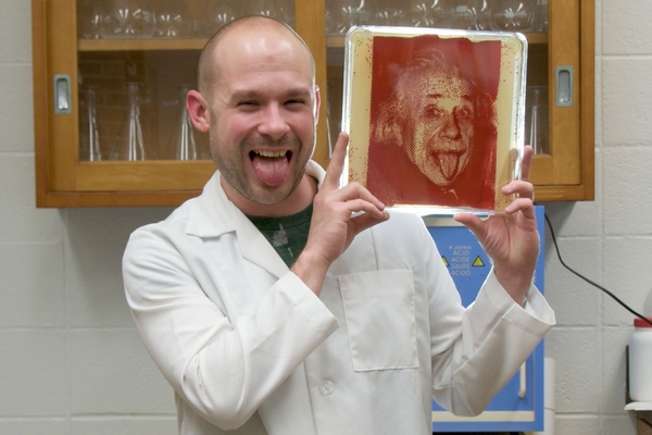 Zachary Copfer s jednou ze svých bakteriografií, portrétem Alberta Einsteina.