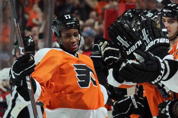 Útočník Wayne Simmonds v dresu Philadelphie.