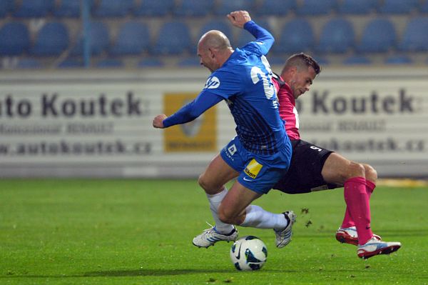 Liberecký Jiří Štajner (vlevo) bojuje o míč s Jakubem Marešem z Boleslavi.