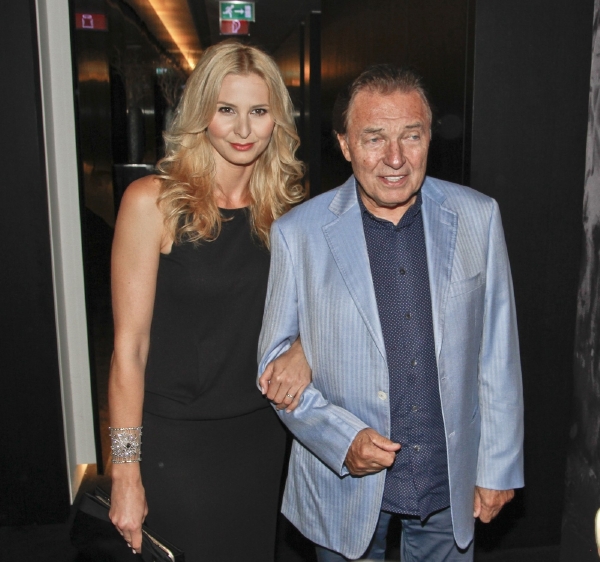 Karel Gott se svou manželkou Ivanou. Také ona si zahraje v novém seriálu.