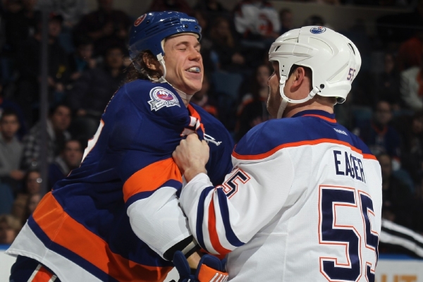 Forvard Edmontonu Ben Eager (vpravo).