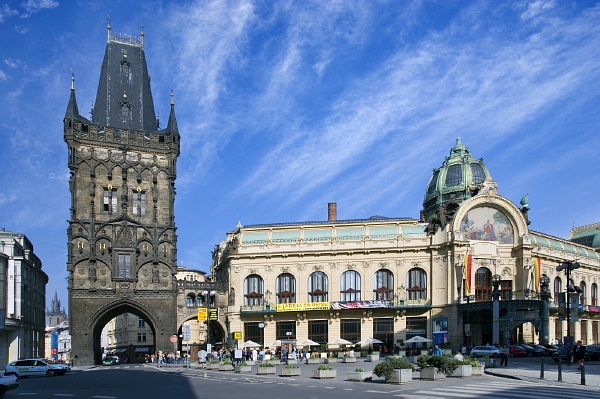 Obecní dům na náměsí Republiky vedle Prašné brány. Obecní dům na náměsí Republiky vedle Prašné brány.