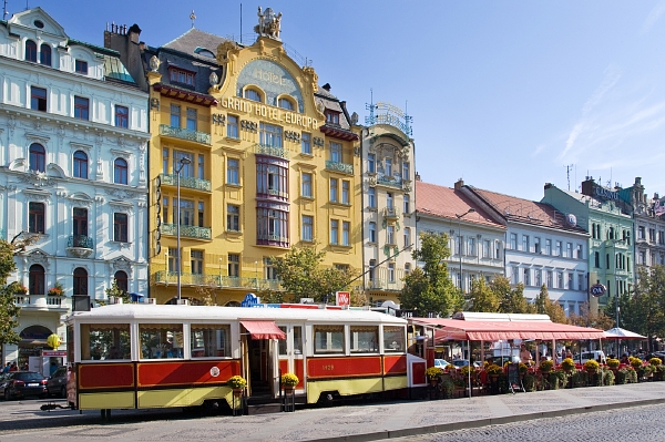 Kromě retro tramvaje, která slouží jako kavárna, se na Václavské náměstí možná brzy vrátí skutečná tramvajová doprava. Kromě retro tramvaje, která slouží jako kavárna, se na Václavské náměstí možná brzy vrátí skutečná tramvajová doprava.