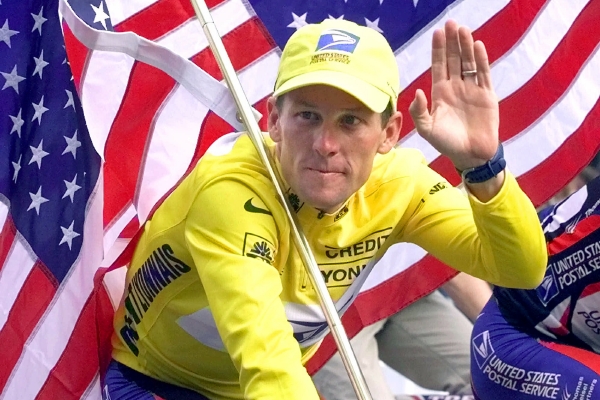 Padlý král. Lance Armstrong přišel kvůli dopingu o tituly z Tour a čelí ostré kritice.