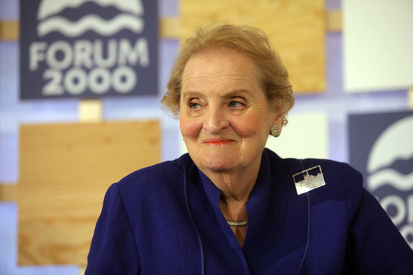 Madeleine Albrightová na Foru 2000 podepisovala novou knihu.