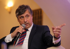 Jan Fischer varoval před vnitřními hrozbami demokracie.