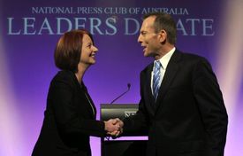 Vůdce opozice Abbott s australskou premiérkou Gillardovou. Snímek z června 2012, to to mezi nimi ještě nejiskřilo.