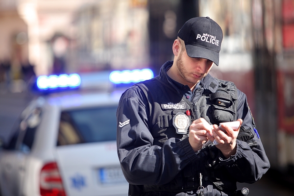 Policisté vybírali do řidičů pokuty ve výši 200 až 3000 korun a peníze si mezi sebou dělili (ilustrační foto).