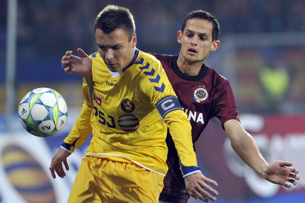 Nejlepší střelec fotbalové ligy Stanislav Tecl z Jihlavy může kvůli zranění kotníku přijít o zbývajících pět zápasů podzimní části ligy. Nejlepší střelec fotbalové ligy Stanislav Tecl z Jihlavy může kvůli zranění kotníku přijít o zbývajících pět zápasů podzimní části ligy.