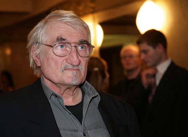 Pavel Landovský. Hra Hodinový hotel je jeho nejznámnější a ve světě nejhranější inscenací. Pavel Landovský. Hra Hodinový hotel je jeho nejznámnější a ve světě nejhranější inscenací.