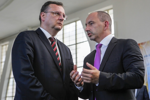 Premiér Petr Nečas (vlevo) a ministr Martin Kuba. Premiér Petr Nečas (vlevo) a ministr Martin Kuba.