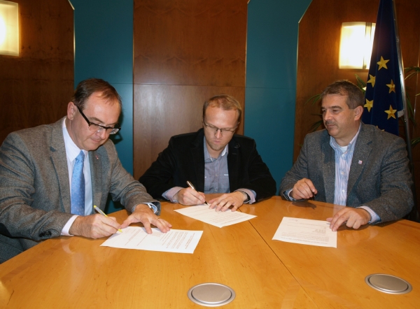 Zleva náměstek hejtmana Roman Línek (Koalice pro Pardubický kraj), krajský radní Martin Netolický (ČSSD) a Zdeněk Štengl (Strana práv občanů - zemanovci) podepsali 23. října memorandum o koalici v Pardubickém kraji.