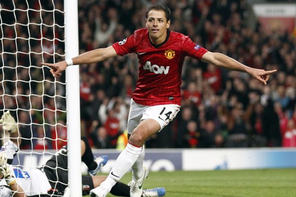 Javier Hernandez slaví gól v síti Bragy.