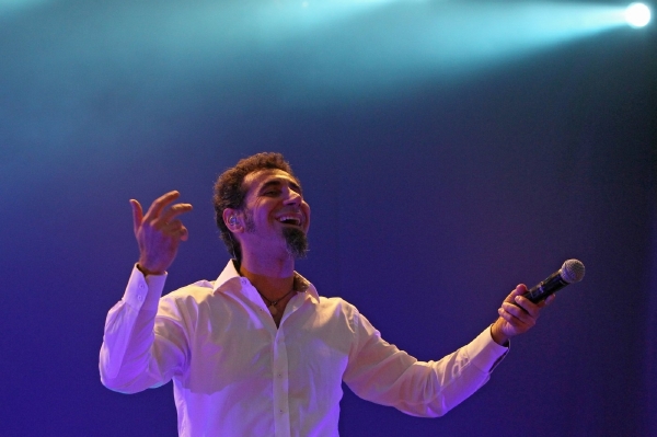 Serj Tankian je známý především jako zpěvák metalové kapely System of a Down.