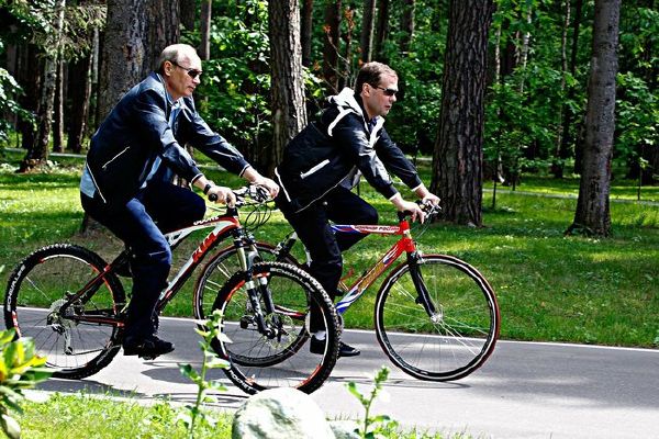 Sehrané duo? Putin a Medveděv na výletě.