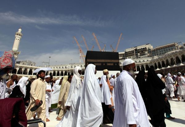 Muslimové v Mekce obcházejí Kaabu. 