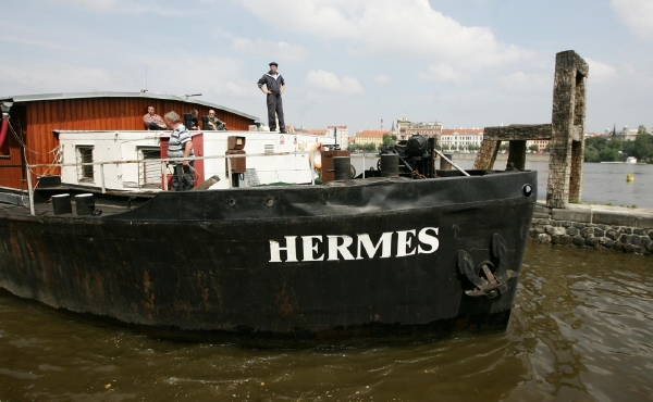 Loď Hermes slouží jako noclehárna pro bezdomovce.