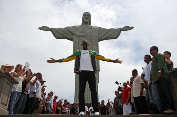 Usain Bolt si dovolenou v Riu užívá. 