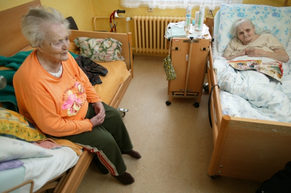 Soukromé domovy pro seniory, které jsou spíše hotelem či sanatoriem, mnohdy využívají přetíženosti řádně registrovaných zařízení (ilustrační foto). 