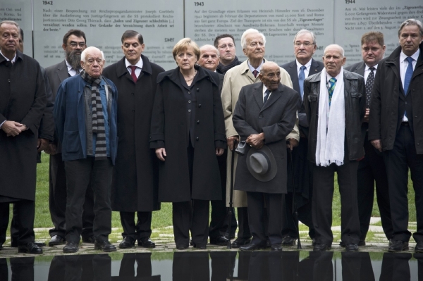 Ceremoniálu se zúčastnila zhruba stovka lidí, kteří genocidu přežili, a jejich potomků.