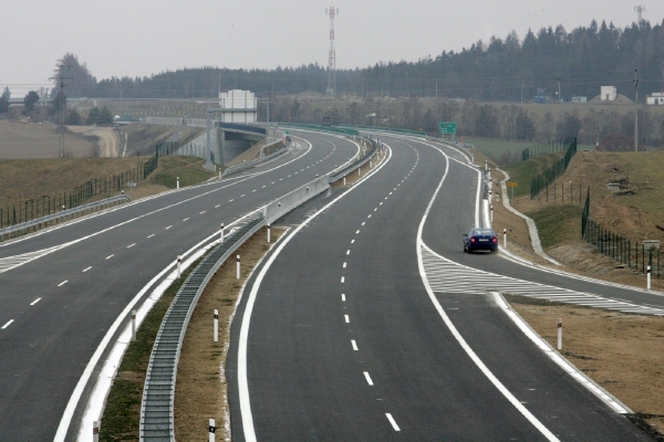 Dálnice v plánované délce zhruba 170 kilometrů měla podle původních slibů už dávno stát. V provozu je však pouze zhruba dvacetikilometrový úsek mezi Táborem a Meznem.