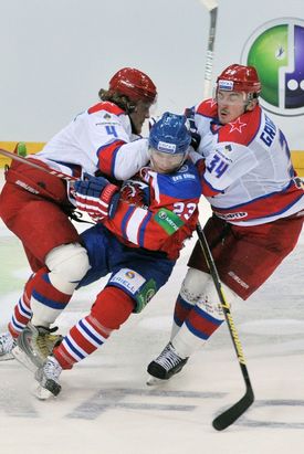 Zleva Andrej Sergejev z CSKA, Ľuboš Bartečko (Lev) a Igor Grigorenko z CSKA.