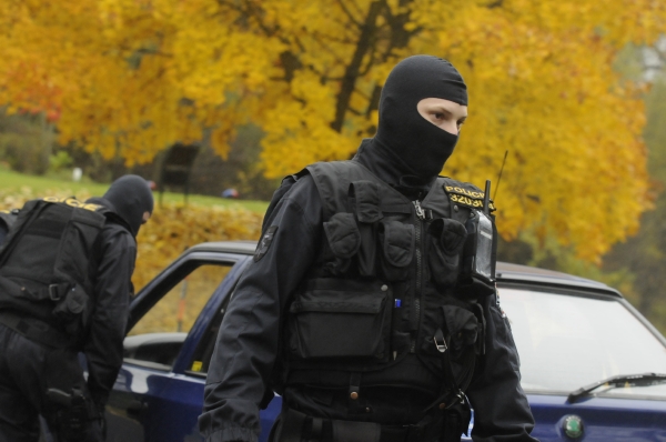 Na příjezdové cestě k hotelu stáli odpoledne tři policisté v kuklách. Na příjezdové cestě k hotelu stáli odpoledne tři policisté v kuklách.