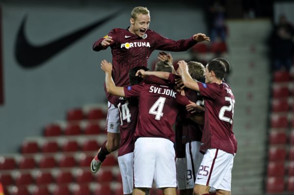 Fotbalisté pražské Sparty se radují z gólu do sítě Šmony.