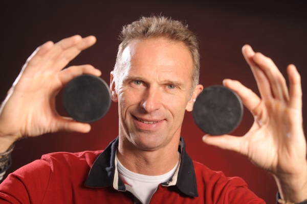 Puky chytal Dominik Hašek fantasticky. Bude se mu dařit i v životě bez hokeje? Puky chytal Dominik Hašek fantasticky. Bude se mu dařit i v životě bez hokeje?