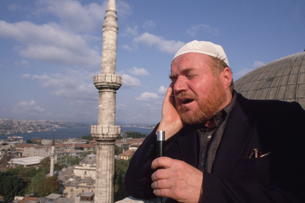 Muezzin svolávající věřící k modlitbě.