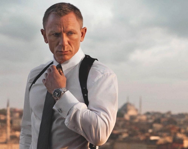 James Bond stárne. V reálu i ve snímku Skyfall.