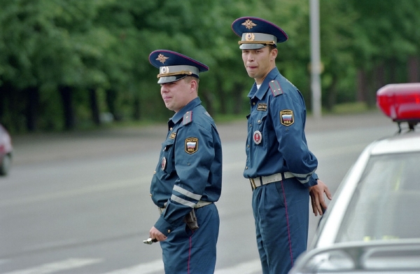 Ruská policie chtěla řidiče i diplomatický vůz podrobit kontrole (ilustrační foto). Ruská policie chtěla řidiče i diplomatický vůz podrobit kontrole (ilustrační foto).
